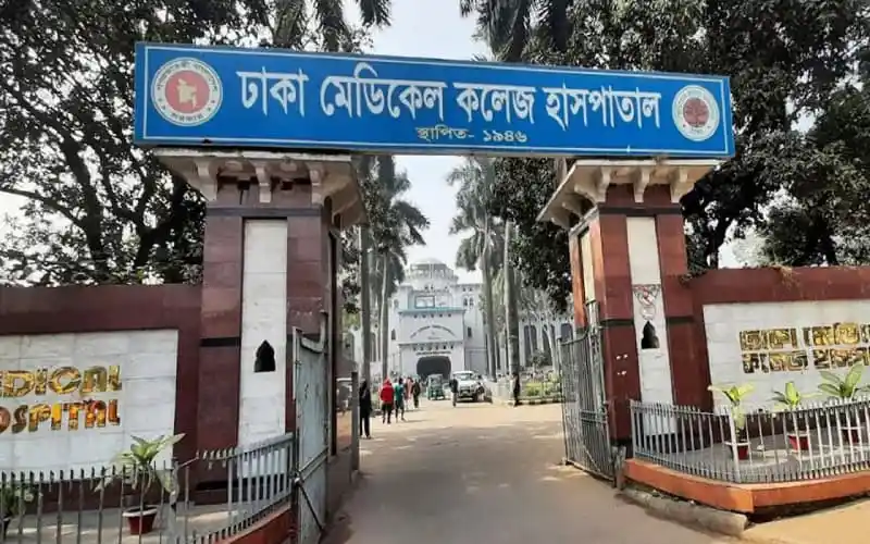 ঢাকা মেডিকেল কলেজ হাসপাতালের প্রধান প্রবেশদ্বার, দর্শনার্থী ও রোগী আসছে. Channel i News - চ্যানেল আই নিউজ