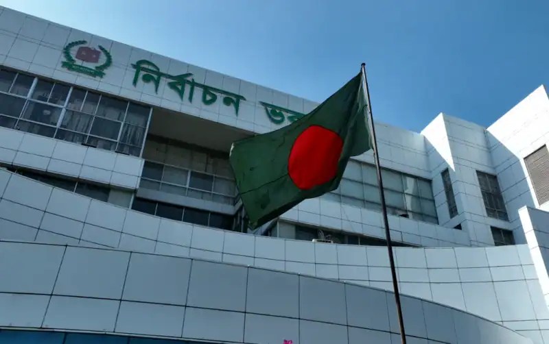 বাংলাদেশের নির্বাচন ভবনের সামনে পতাকা উড়ছে. Channel i News - চ্যানেল আই নিউজ
