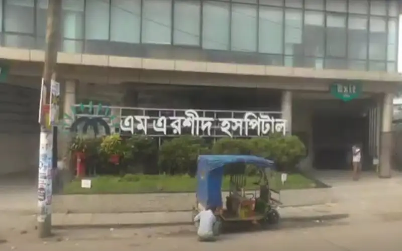 ঢাকার এনএসসি ভবনের সামনে রিকশা ও পথচারী. Channel i News - চ্যানেল আই নিউজ