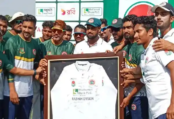 ফরহাদ ক্রিকেট দলের সঙ্গে স্মারক চিত্র, নিজের মাঠে বিদায় অনুষ্ঠান. Channel i News - চ্যানেল আই নিউজ