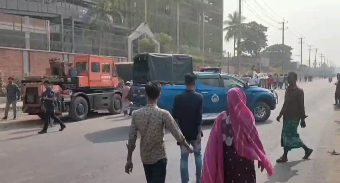 শ্রমিকরা সড়কে অবস্থান করে বিক্ষোভ করছে, যানবাহন চলাচল ব্যাহত. Channel i News - চ্যানেল আই নিউজ