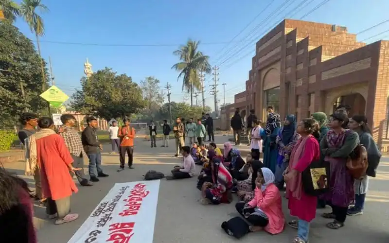 শিক্ষার্থীরা জাহাঙ্গীরনগরে শোক সভায় অংশগ্রহণ করছে. Channel i News - চ্যানেল আই নিউজ