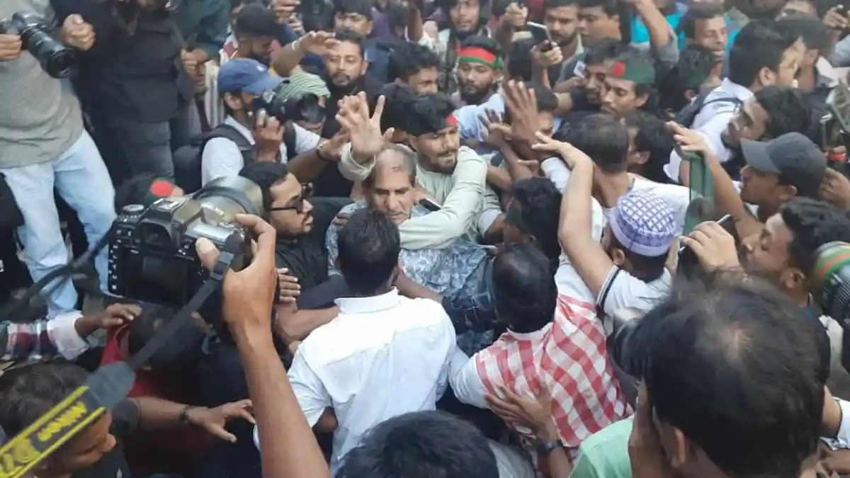 গুলিস্তানে 'জয় বাংলা' স্লোগান নিয়ে জনতার গণপিটুনি ও পুলিশে সোপর্দের দৃশ্য. Channel i News - চ্যানেল আই নিউজ