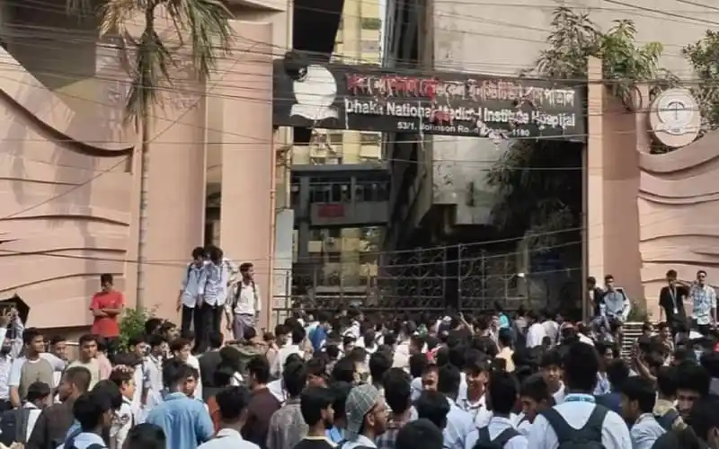 হাসপাতালে ভিড় ও নিরাপত্তা ব্যবস্থা দেখা যাচ্ছে. Channel i News - চ্যানেল আই নিউজ
