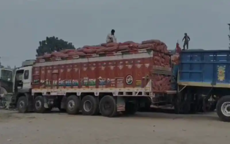 হিলি স্থলবন্দরে ট্রাকের মাধ্যমে আলু ও পেঁয়াজ আমদানি চলছে. Channel i News - চ্যানেল আই নিউজ