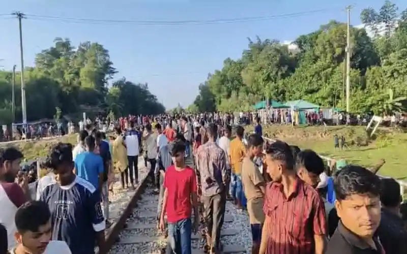 জনগণের ভিড় রেললাইনের পাশে, ট্রেনের জন্য অপেক্ষা করছে অনেক মানুষ. Channel i News - চ্যানেল আই নিউজ