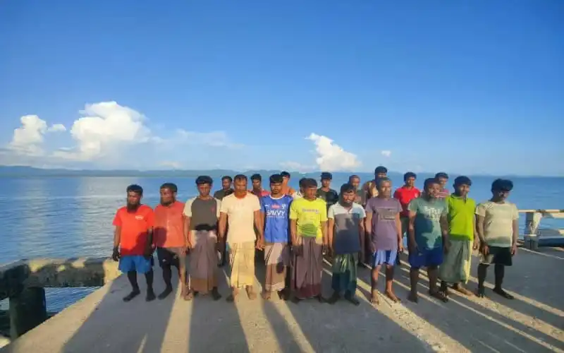নাফনদী থেকে ফেরত আসা ২০ জেলেকে বিজিবি উদ্ধার করে নিয়ে যাচ্ছে. Channel i News - চ্যানেল আই নিউজ