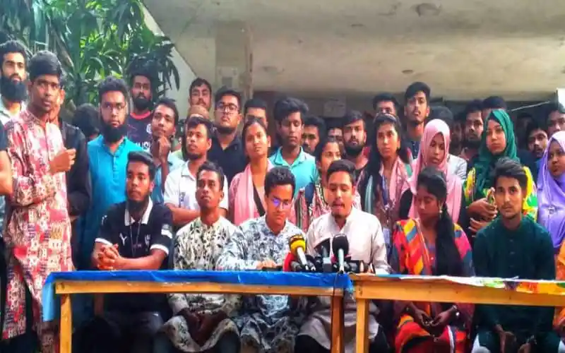 শিক্ষার্থীরা ক্লাস-পরীক্ষা বর্জনের জন্য মানববন্ধন করছে. Channel i News - চ্যানেল আই নিউজ