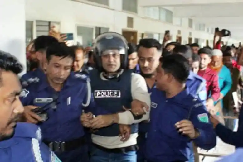 ব্যারিস্টার সুমনের রিমান্ডের সময় পুলিশ ও আইনজীবীরা. Channel i News - চ্যানেল আই নিউজ