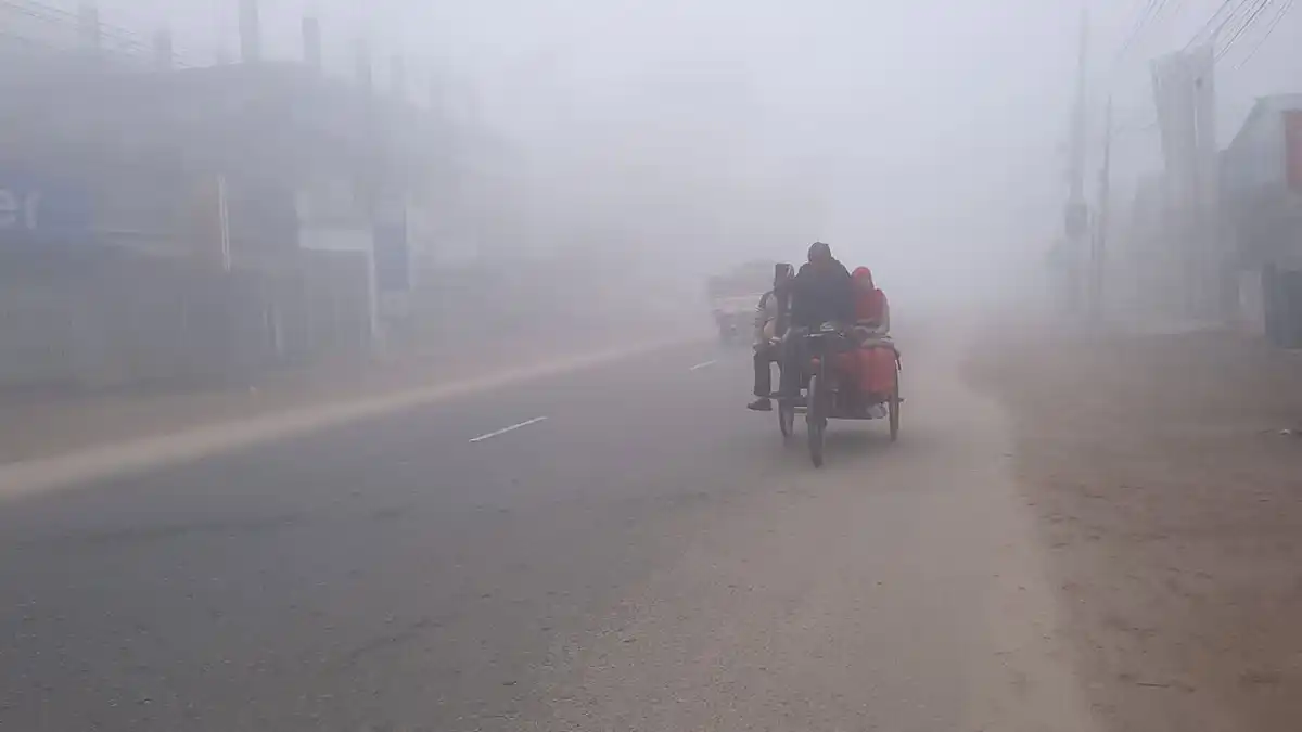 ধূসর কুয়াশাচ্ছন্ন রাস্তা ও রিকশা, শীতের প্রভাব বোঝায়. Channel i News - চ্যানেল আই নিউজ
