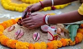 নবান্ন উৎসবের জন্য পুষ্পাঞ্জলি ও প্রার্থনা করছেন মানুষ. Channel i News - চ্যানেল আই নিউজ