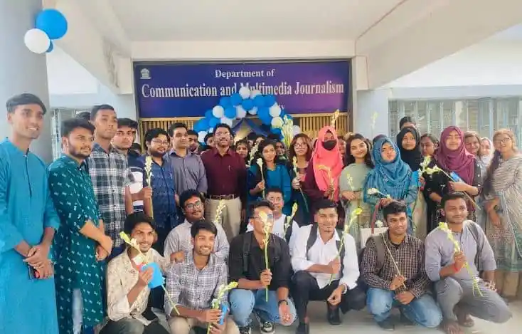 ইসলামী বিশ্ববিদ্যালয়ে সাংবাদিকতা বিভাগের নবীন বরণ অনুষ্ঠানে শিক্ষার্থীরা. Channel i News - চ্যানেল আই নিউজ