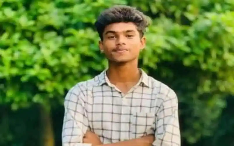 প্রকাশ্য মাঠে কলেজ ছাত্রের মরদেহ উদ্ধার, তদন্ত চলছে. Channel i News - চ্যানেল আই নিউজ