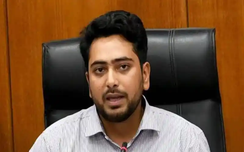 প্রধান বক্তা একটি সভায় বক্তব্য দিচ্ছেন. Channel i News - চ্যানেল আই নিউজ