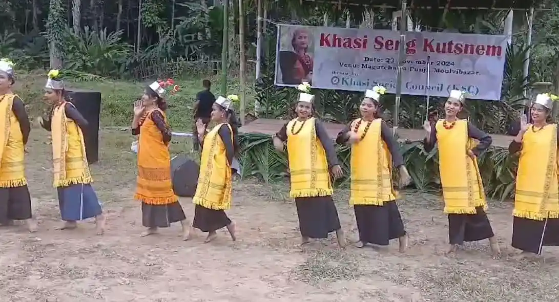 খাসি সম্প্রদায়ের নারীরা ঐতিহ্যবাহী পোশাকে নাচের পরিবেশনা করছে. Channel i News - চ্যানেল আই নিউজ