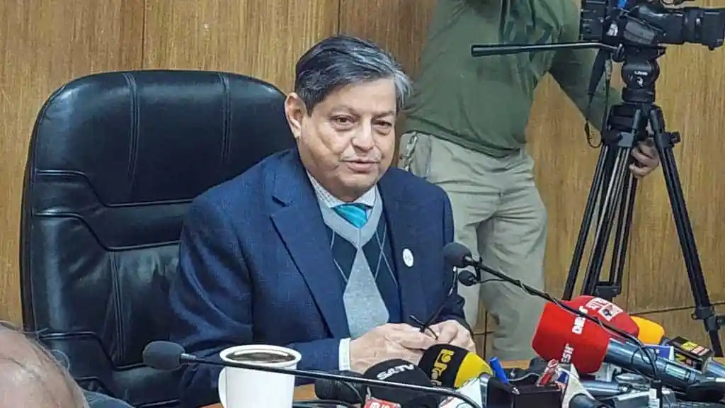 উবায়দুল মোকতাদিরি সাংবাদিকদের সামনে বসে সংবাদ সম্মেলন করছেন. Channel i News - চ্যানেল আই নিউজ
