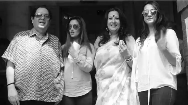 মুনমুন সেনের শোকপ্রকাশে রাইমা ও রিয়া সহ পরিবারের সদস্যরা. Channel i News - চ্যানেল আই নিউজ