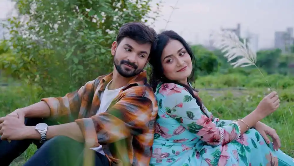 প্রেমিক ও প্রেমিকা প্রকৃতির মাঝে বসে হাসি মুখে. Channel i News - চ্যানেল আই নিউজ