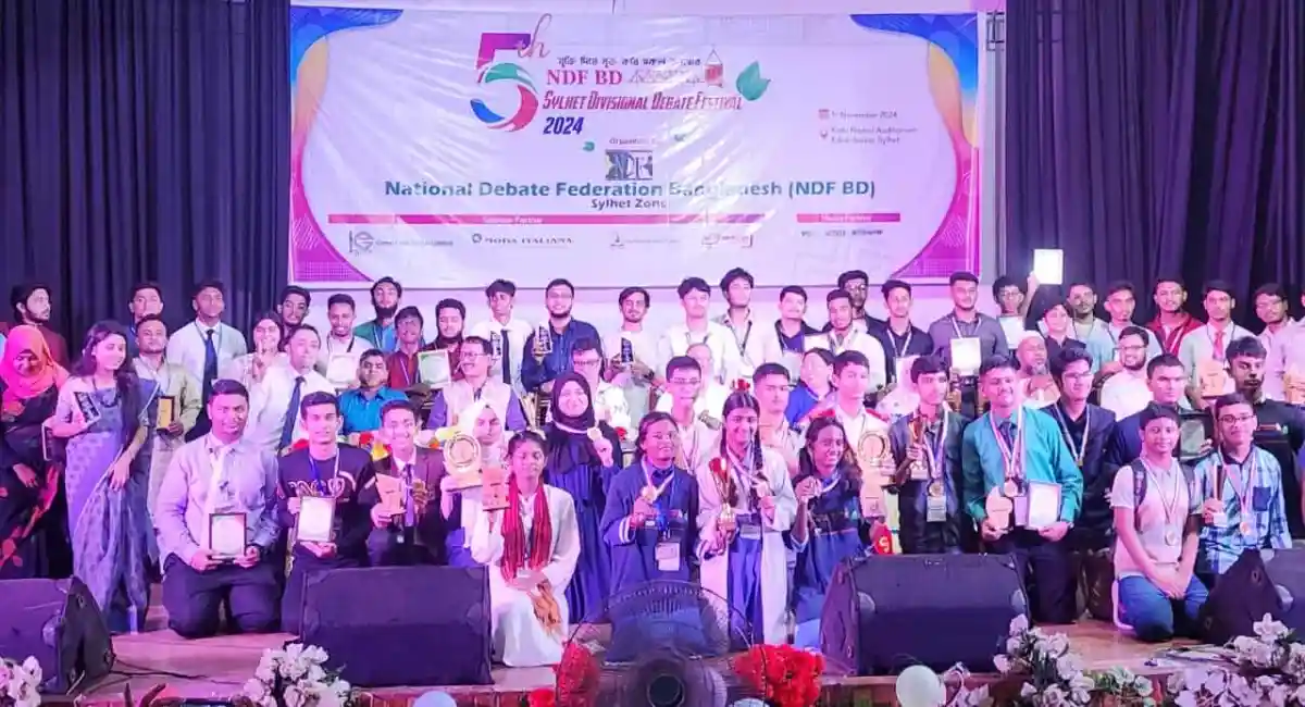 সিলেট বিভাগীয় বিতর্ক উৎসবের সমাপ্তি অনুষ্ঠানে অংশগ্রহণকারী শিক্ষার্থীরা. Channel i News - চ্যানেল আই নিউজ