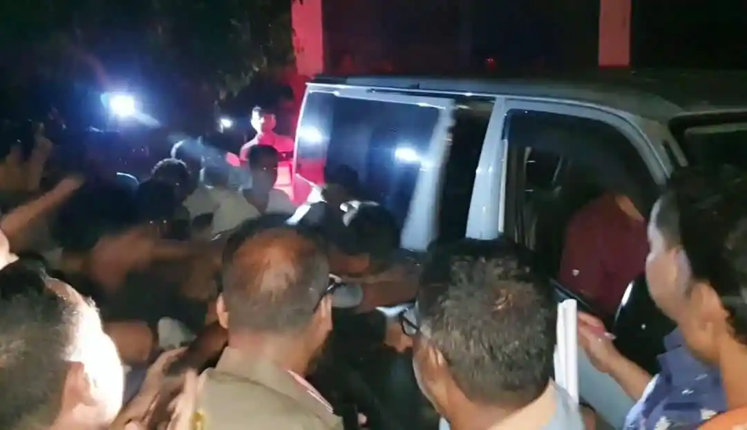 গুলির ঘটনায় আহত যুবদল নেতাকর্মীদের হাসপাতালে নেওয়া হচ্ছে. Channel i News - চ্যানেল আই নিউজ