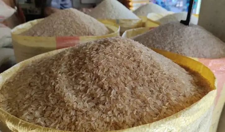 বিভিন্ন ধরণের চালের বস্তা বাণিজ্যিক বাজারে প্রদর্শিত. Channel i News - চ্যানেল আই নিউজ
