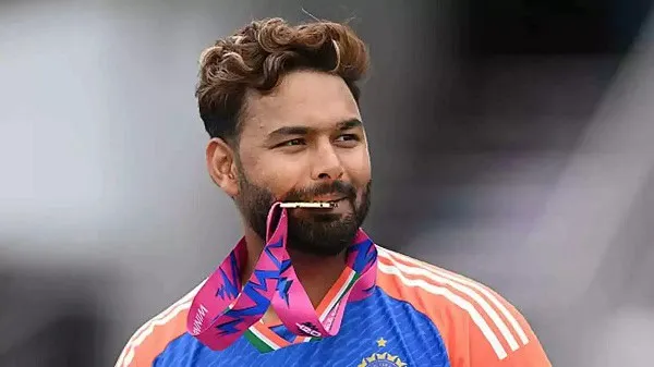 বাংলাদেশি ক্রিকেটার বিশ্বকাপের ম্যাচে হাসিমুখে ব্যাট হাতে. Channel i News - চ্যানেল আই নিউজ