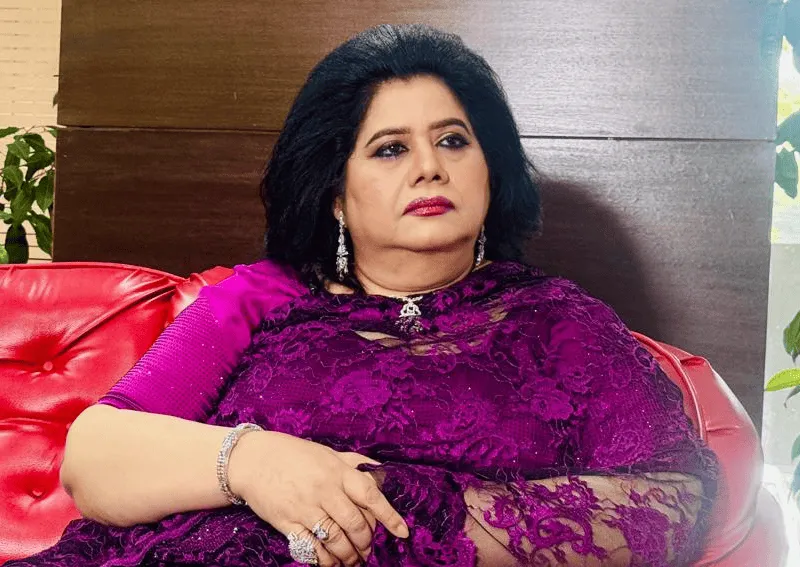 বাংলাদেশের একজন জনপ্রিয় নারী শিল্পী বসুন্ধরা, পটভূমিতে গাছের পাতা. Channel i News - চ্যানেল আই নিউজ