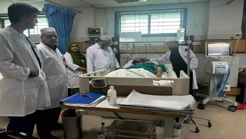 রোগীকে হাসপাতালে চিকিৎসা দেওয়া হচ্ছে, চিকিৎসক ও নার্সরা উপস্থিত. Channel i News - চ্যানেল আই নিউজ