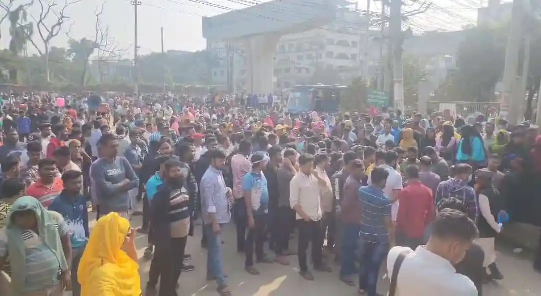 শ্রমিকরা বকেয়া বেতনের দাবিতে রাস্তায় বিক্ষোভ করছে. Channel i News - চ্যানেল আই নিউজ