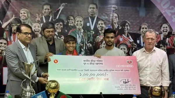 সাফজয়ীদের হাতে পুরস্কার ও চেক, বাংলাদেশ নারী ফুটবল দল. Channel i News - চ্যানেল আই নিউজ