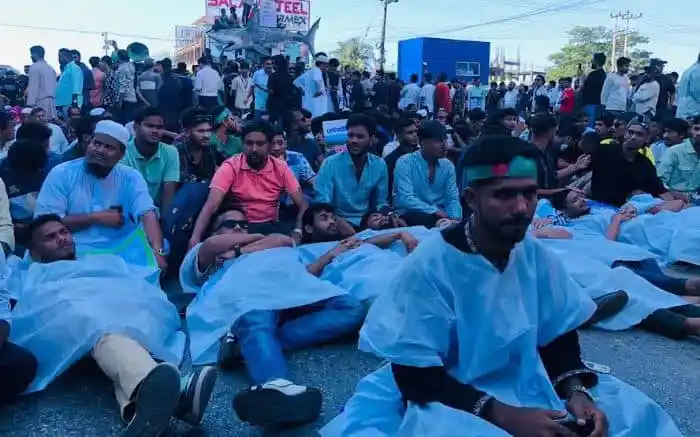 কাফনের কাপড় পরে সেন্টমার্টিন দ্বীপের বাসিন্দাদের অবস্থান কর্মসূচি. Channel i News - চ্যানেল আই নিউজ