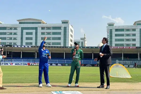বাংলাদেশ ক্রিকেট দলের খেলোয়াড়রা মাঠে আলোচনা করছে।. Channel i News - চ্যানেল আই নিউজ
