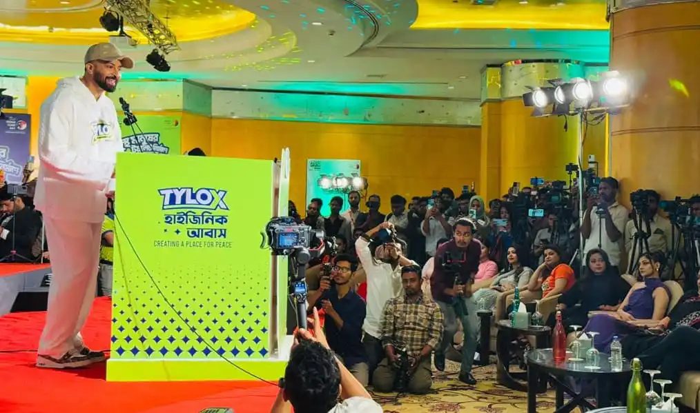 অনুষ্ঠানে উপস্থিত অনেক তারকা ও দর্শক, আলোচনার দৃশ্য. Channel i News - চ্যানেল আই নিউজ