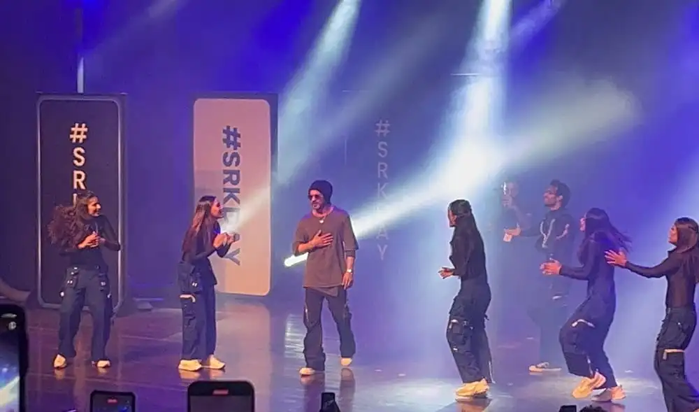 নাট্যশিল্পীরা মঞ্চে পারফর্ম করছে, আলো ও ধোঁয়া পরিবেশে. Channel i News - চ্যানেল আই নিউজ