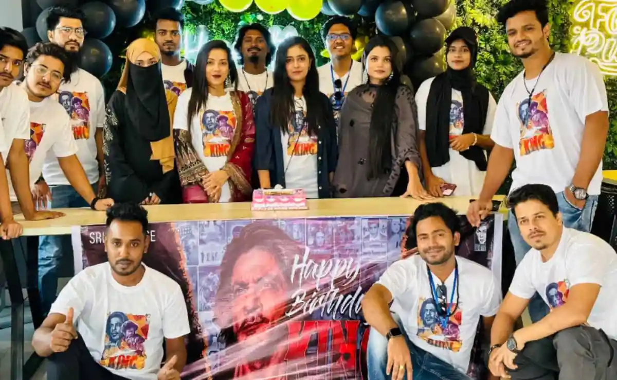 শাহরুখের জন্মদিন উদযাপন, কেক ও বন্ধুদের সঙ্গে ছবি. Channel i News - চ্যানেল আই নিউজ