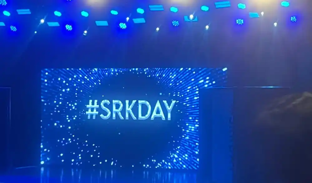 বড় পর্দায় #SRKDAY লেখা দেখানো হচ্ছে, আলো ও আলোকসজ্জা সহ. Channel i News - চ্যানেল আই নিউজ