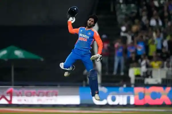 বাংলাদেশি ক্রিকেটার তিলক টি-টোয়েন্টিতে রেকর্ড গড়লেন, উদযাপন করছেন. Channel i News - চ্যানেল আই নিউজ