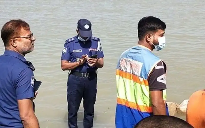 মাদারীপুরে নদীতে ভাসমান মরদেহ উদ্ধার, পুলিশ ও স্থানীয়রা উপস্থিত. Channel i News - চ্যানেল আই নিউজ