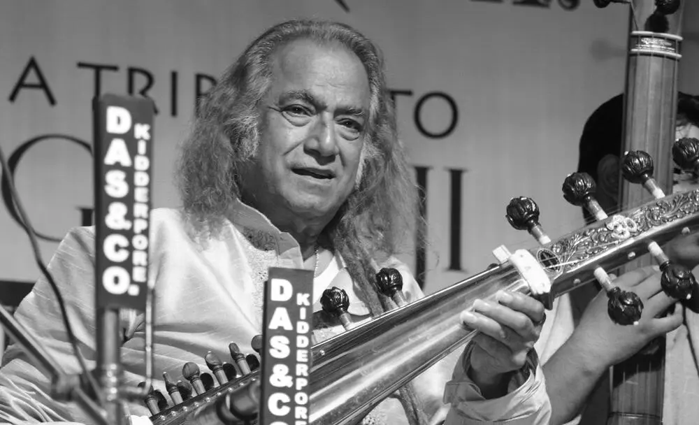 বিখ্যাত সরোদবাদক ওস্তাদ আশীষ খাঁ এর ছবি, বাংলাদেশি সঙ্গীতের কিংবদন্তী. Channel i News - চ্যানেল আই নিউজ