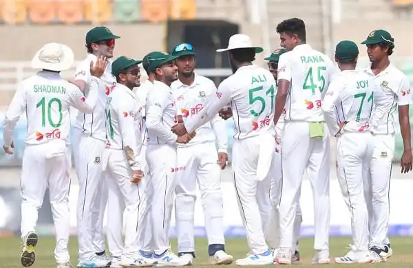 বাংলাদেশ ক্রিকেট দলের খেলোয়াড়রা মাঠে একত্রিত, শুভেচ্ছা ও সমর্থন জানাচ্ছেন. Channel i News - চ্যানেল আই নিউজ