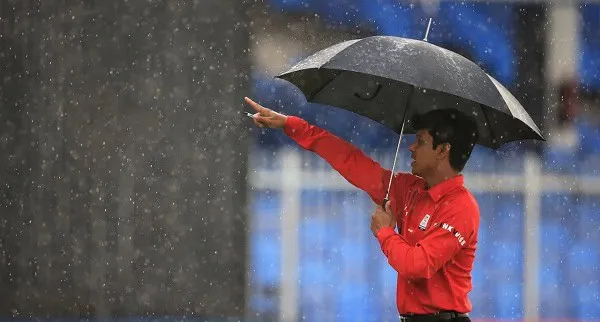 বৃষ্টির মধ্যে বাংলাদেশি আম্পায়ার সৈকত নির্দেশনা দিচ্ছেন. Channel i News - চ্যানেল আই নিউজ