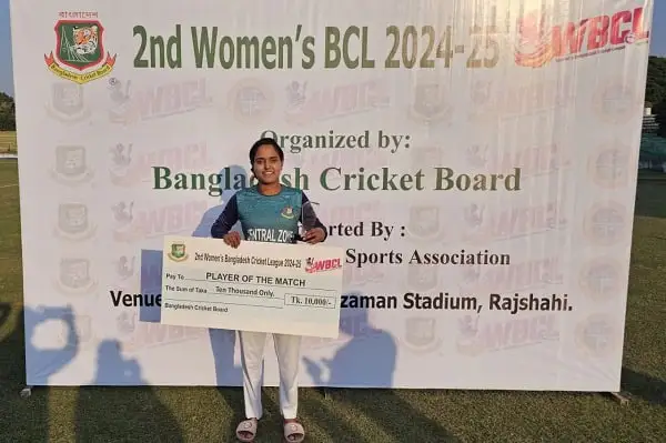 নারী ক্রিকেটার বিজয়ী হিসেবে ট্রফি ও চেক হাতে দাঁড়িয়ে. Channel i News - চ্যানেল আই নিউজ