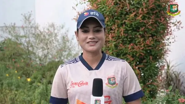সিলেটের ক্রিকেটার জাহানারা হাসিমুখে ছবি তুলেছেন. Channel i News - চ্যানেল আই নিউজ