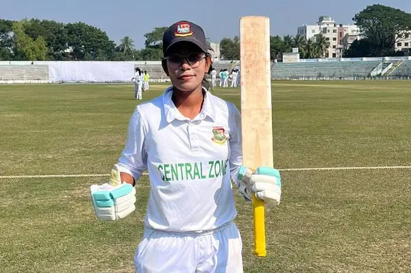 বাংলাদেশি নারী ক্রিকেটার মাঠে প্রস্তুত, ব্যাট ও গ্লাভস হাতে. Channel i News - চ্যানেল আই নিউজ