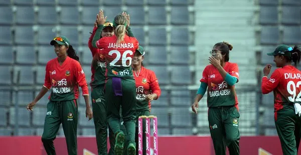 বাংলাদেশ নারী ক্রিকেট দলের খেলোয়াড়রা জয় উদযাপন করছে. Channel i News - চ্যানেল আই নিউজ
