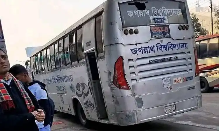 বাসের পেছনে ক্ষতিগ্রস্ত ও ছাত্রদের ছবি, জগন্নাথ বিশ্ববিদ্যালয় উল্লেখ. Channel i News - চ্যানেল আই নিউজ