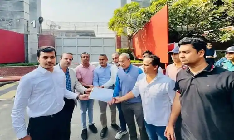 বিএনপি নেতারা পুলিশের বাধায় ভারতীয় হাইকমিশনে স্মারকলিপি প্রদান করছেন. Channel i News - চ্যানেল আই নিউজ