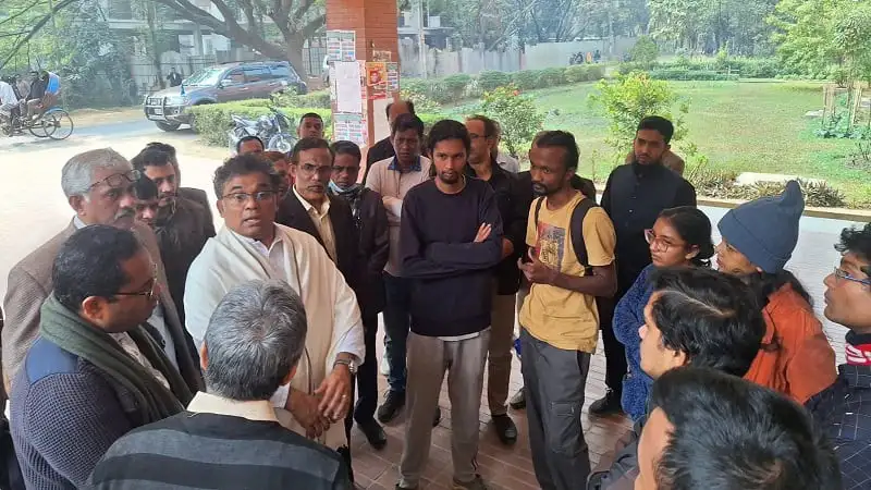 জাবি ছাত্র ইউনিয়নের নেতাকর্মীদের অবরোধের সময় আলোচনা. Channel i News - চ্যানেল আই নিউজ