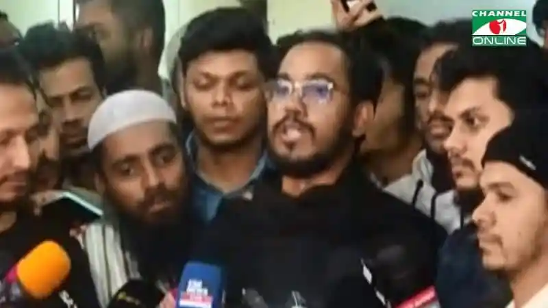 ছাত্র আন্দোলনের কর্মসূচি নিয়ে আলোচনা করছে ছাত্ররা. Channel i News - চ্যানেল আই নিউজ