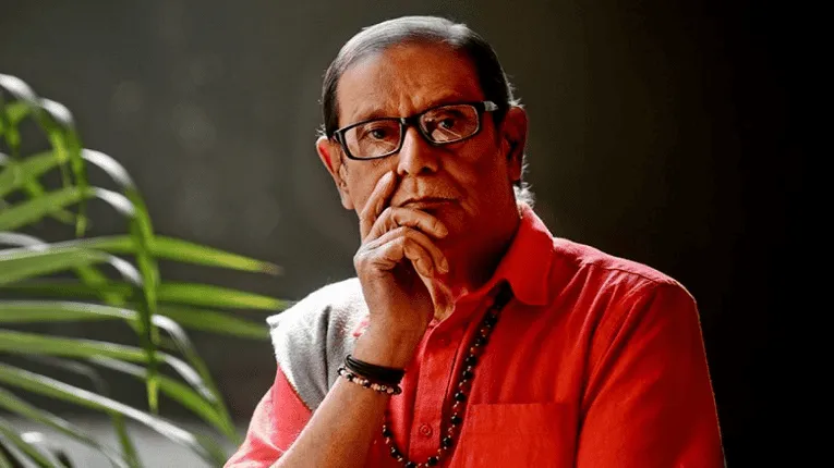 প্রখ্যাত কবি হেলাল হাফিজের ছবি, তিনি গম্ভীর মুখাবয়ব নিয়ে দেখছেন. Channel i News - চ্যানেল আই নিউজ